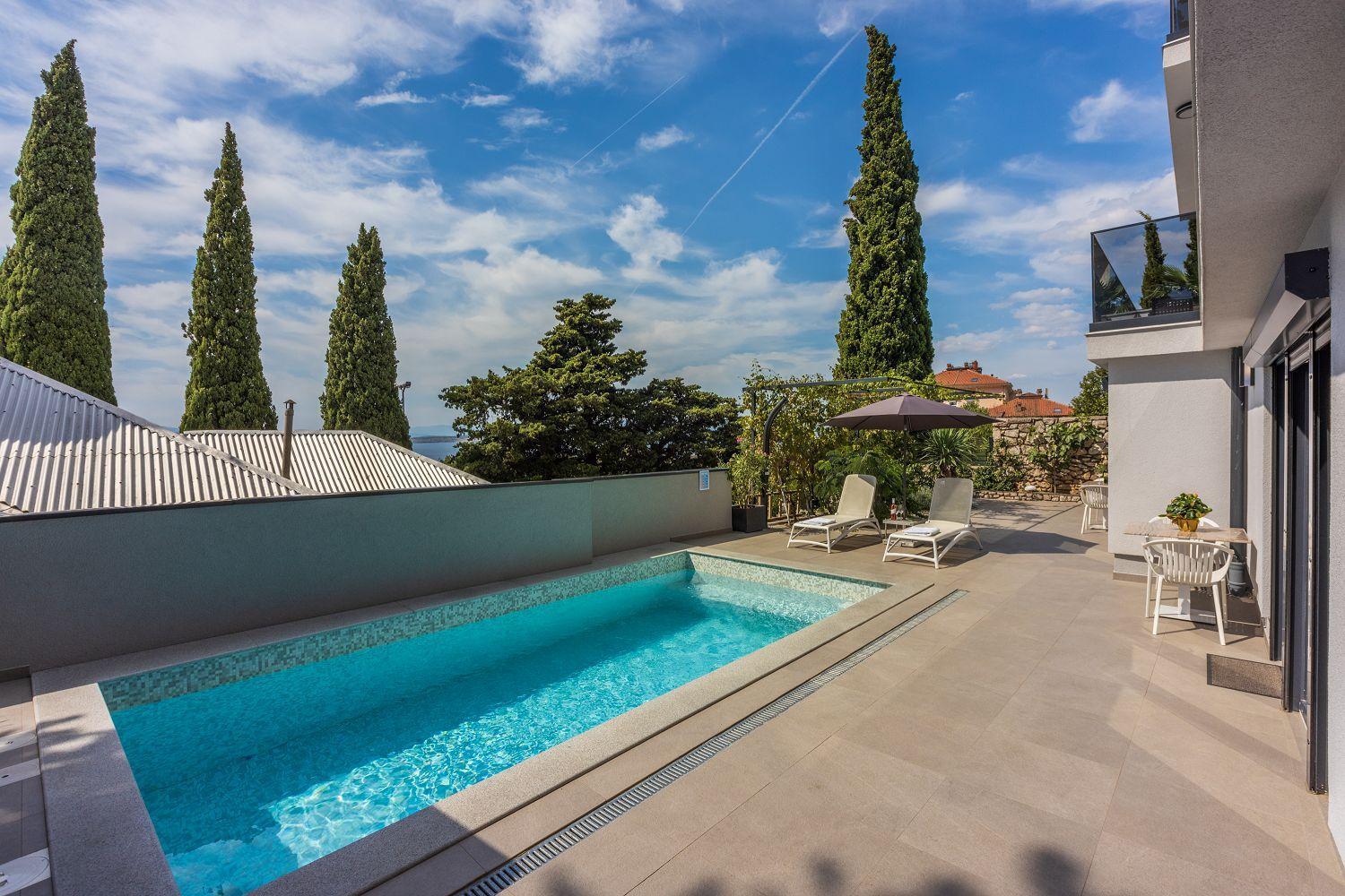 500 Meter Mit Pool Apartman